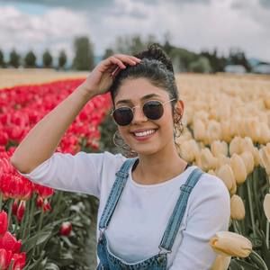 Meet your Posher, Júlia